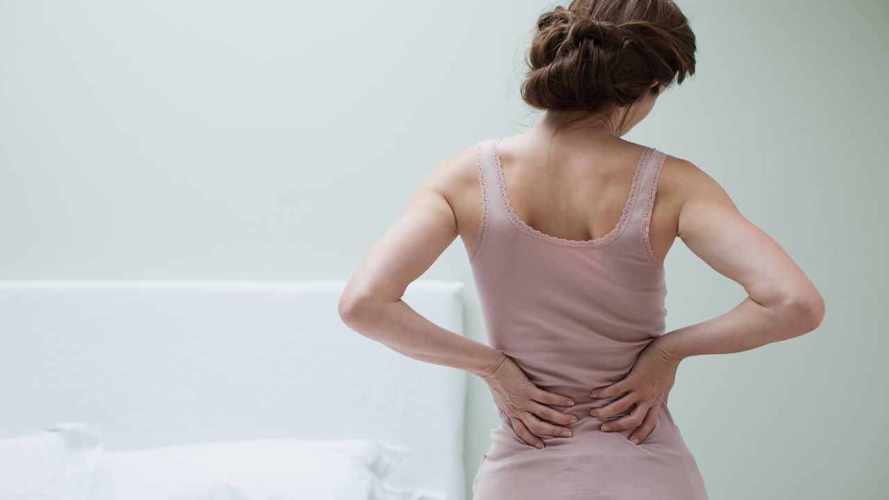 Dolor en la espalda baja: el ejercicio que ayuda a aliviarlo en