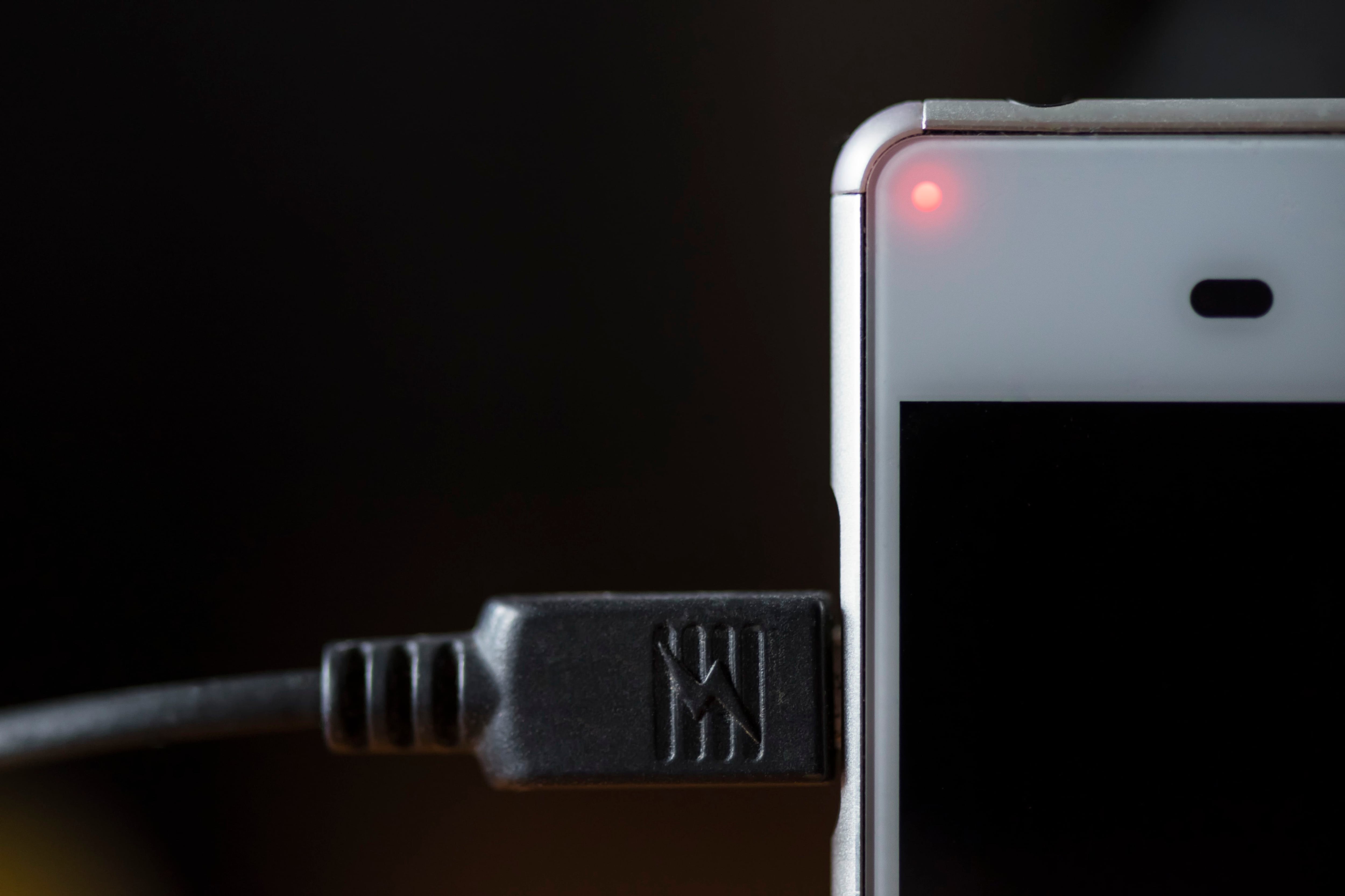 Celulares ¿Puede cargar un iPhone con un cargador genérico? Esto