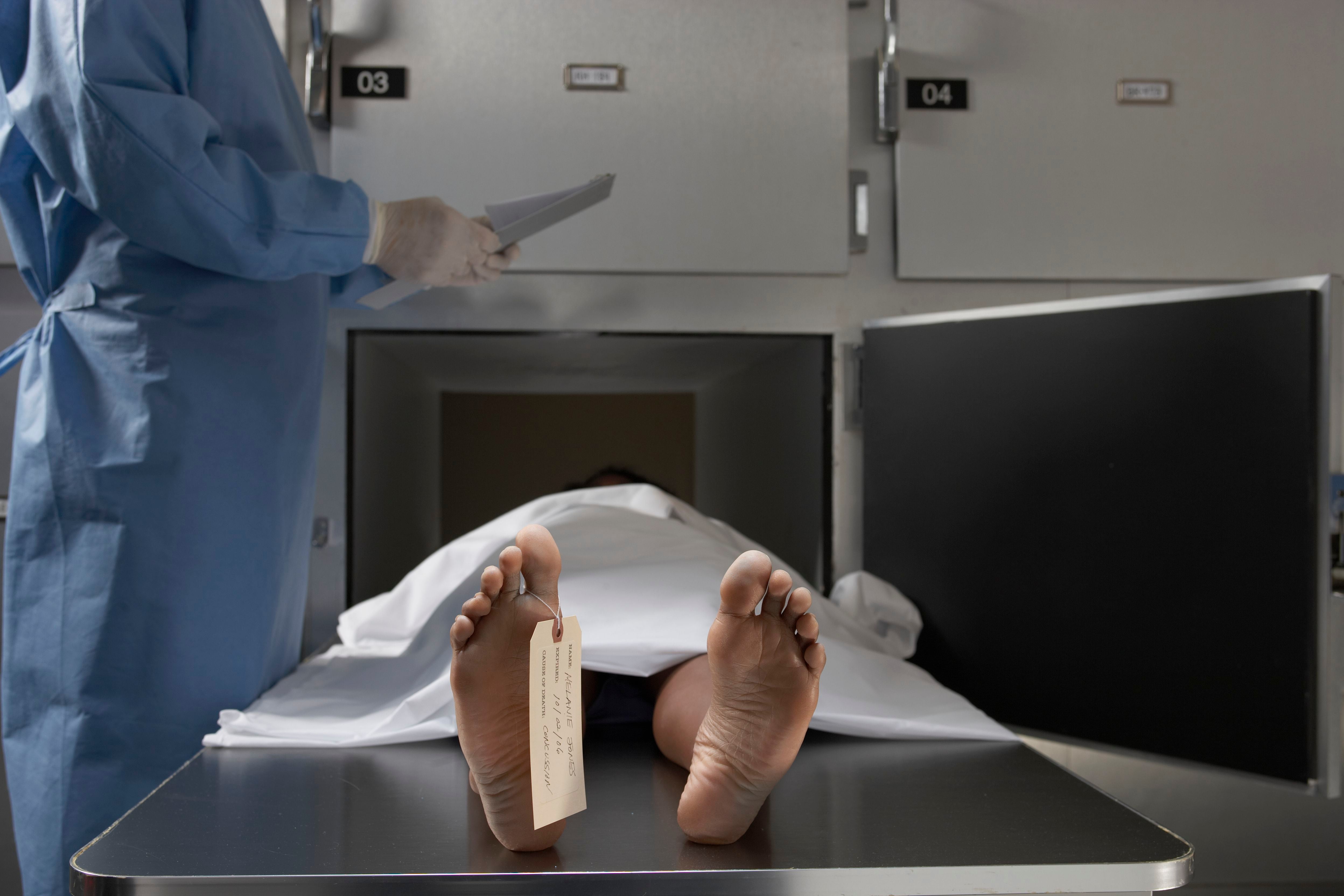 Mujer “revive” en medio de una morgue tras ser declarada