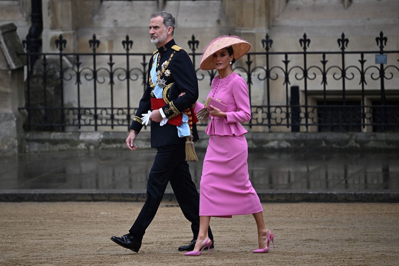 Reina Letizia. una de las mejores vestidas en coronación del rey Carlos III.