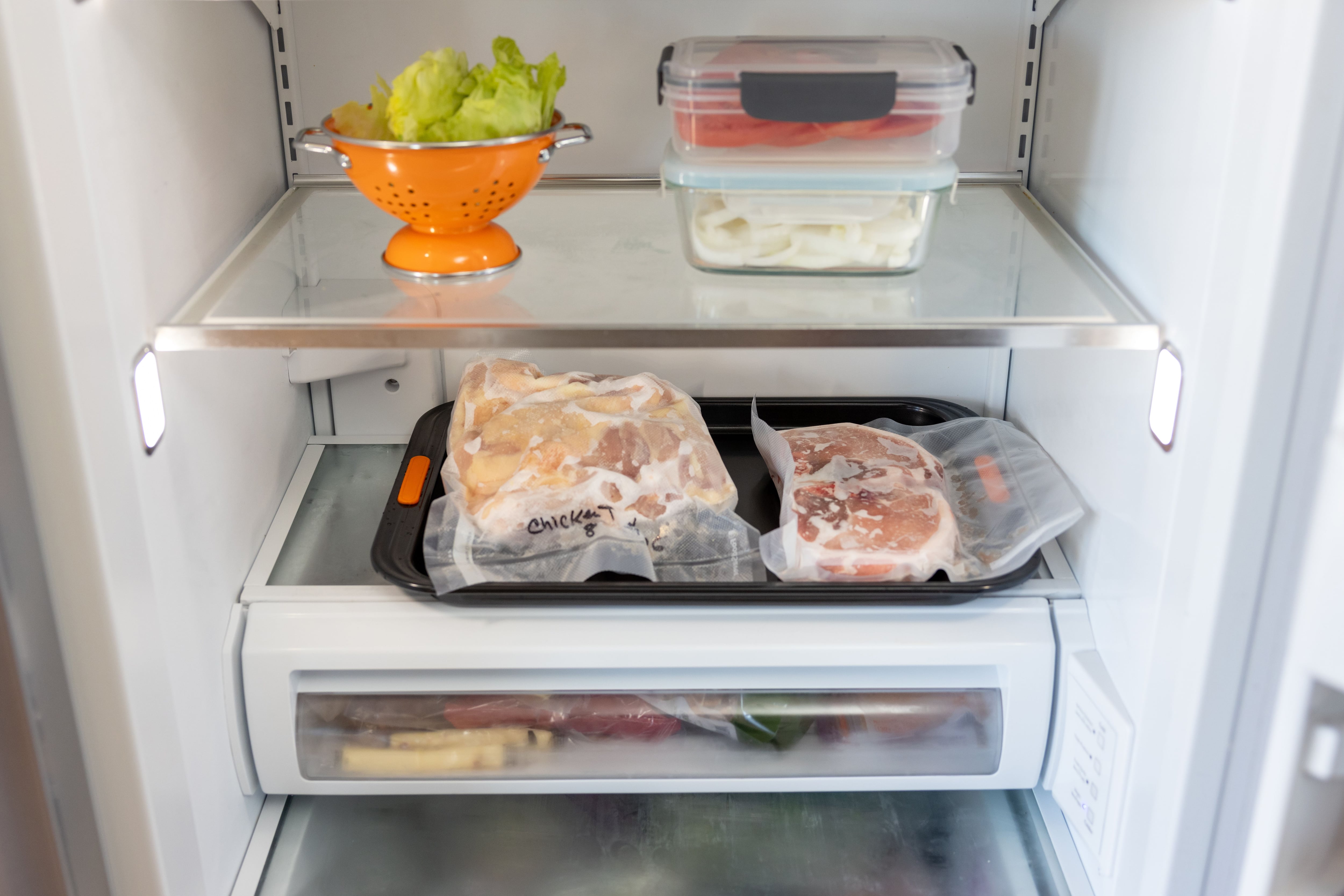 Por qué no deberías dejar enfriar los alimentos calientes fuera de la nevera  antes de guardarlos?
