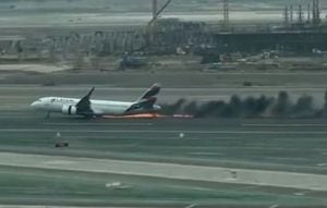 En la imagen, el avión de LATAM Airlines Perú instantes después de haber colisionado con un camión de bomberos en Perú.