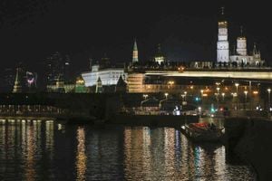 Las luces se apagaron en el Kremlin y el Parque Zaryadye para conmemorar la Hora del Planeta. Moscú, Rusia. Foto: Alexander Zemlianichenko Jr/AP 