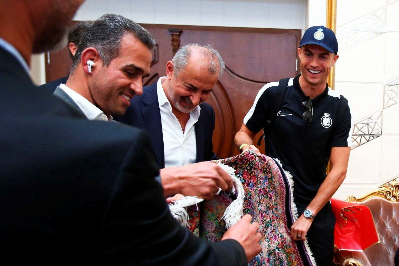 El emotivo momento en el que niño iraní conoció a Cristiano Ronaldo en  Arabia