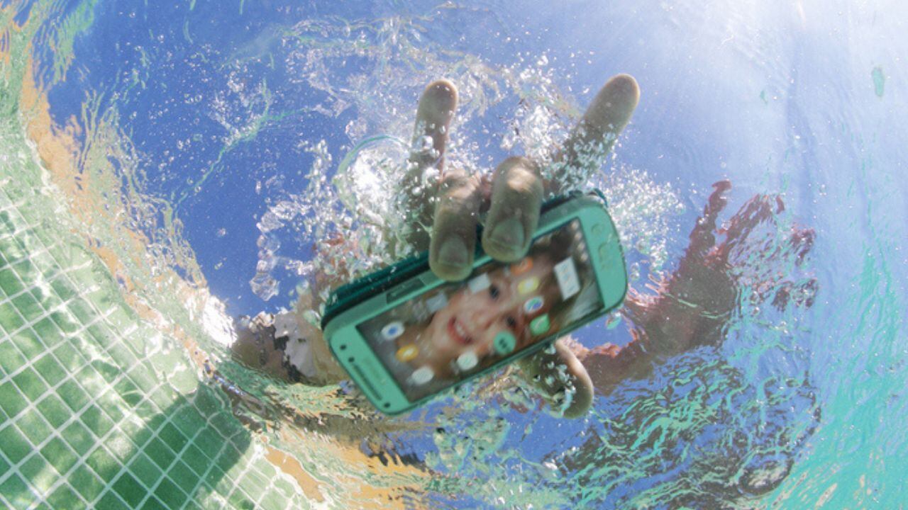 unocero - ¿Los teléfonos resistentes al agua pueden sumergirse en el mar?