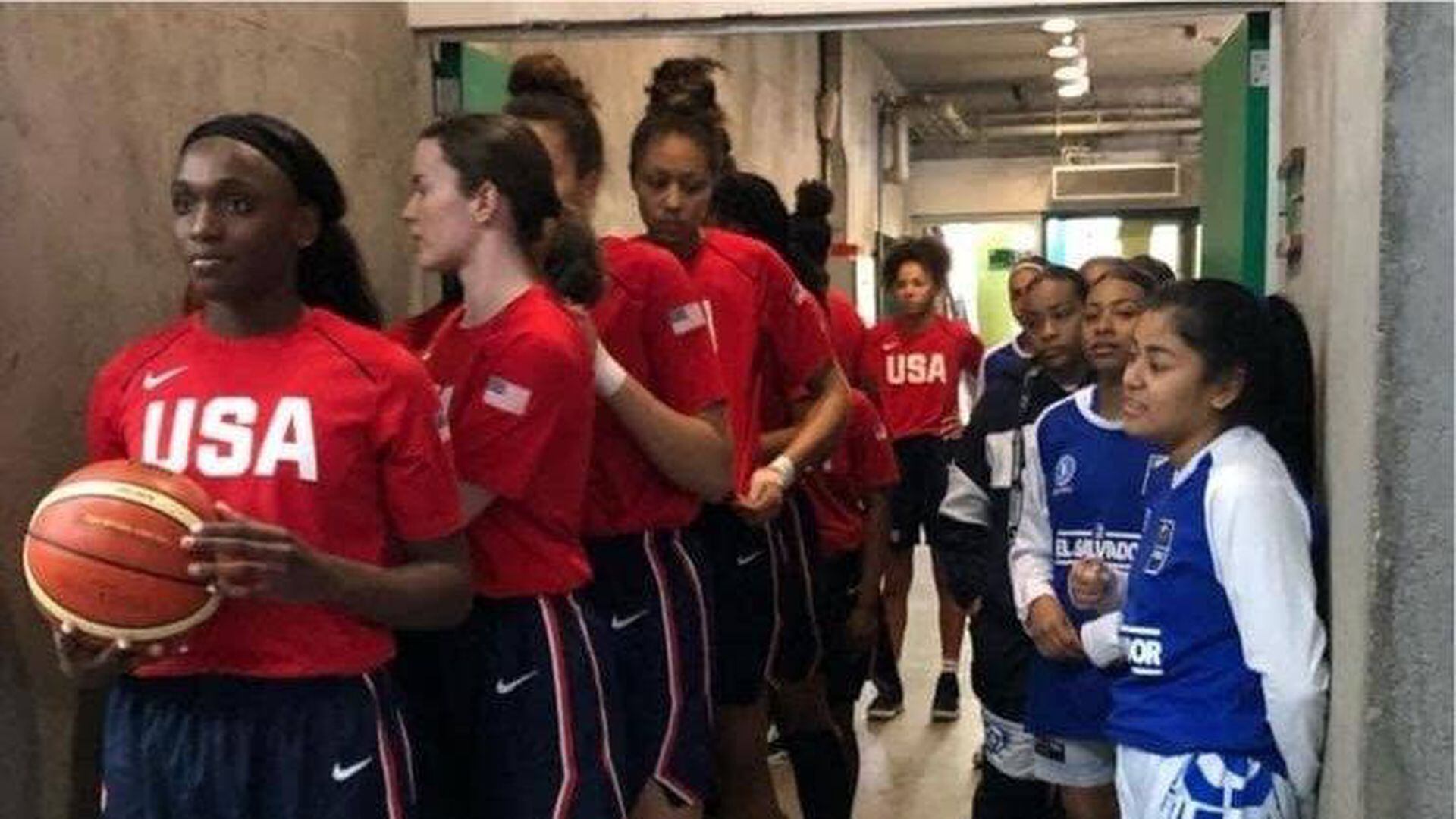 La foto del torneo de baloncesto femenino que vaticinó una paliza y se hizo  viral
