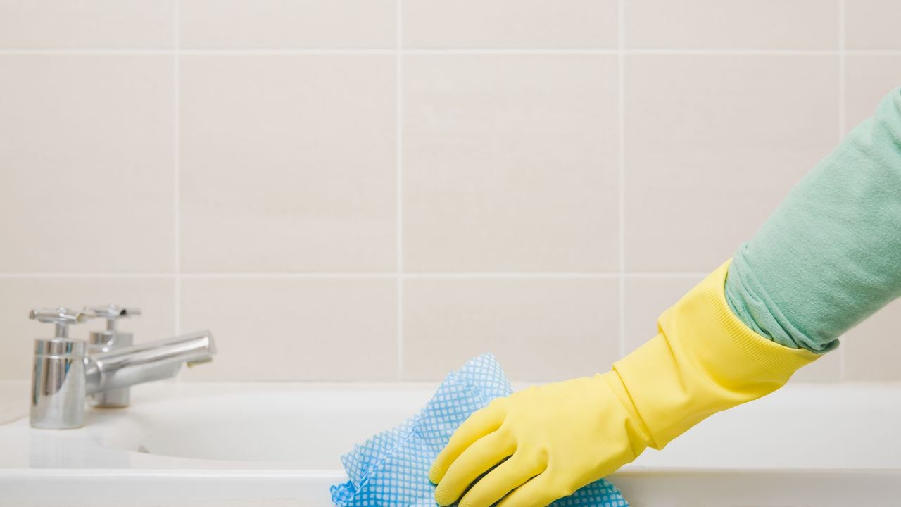 El truco para limpiar los baños en 10 minutos con crema para afeitar; adiós  a los malos olores