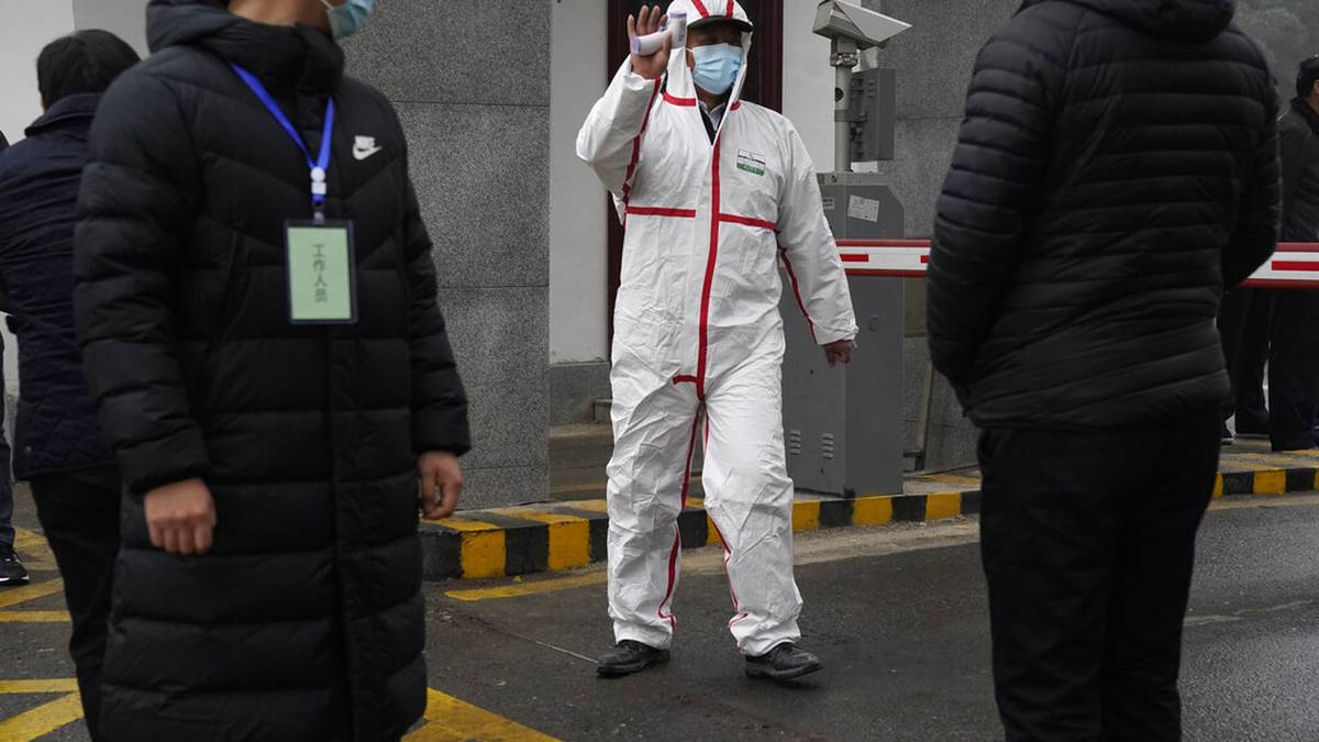 Marion Koopmans, miembro de un equipo de la Organización Mundial de la Salud, llega al Centro de Hubei de Control y Prevención de Enfermedades, en Wuhan, en la provincia china de Hubei.