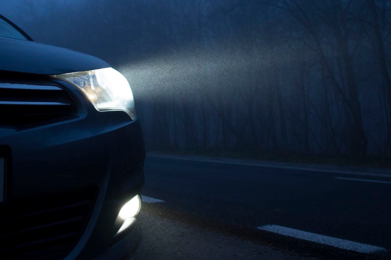 La importancia de regular las luces del coche para una conducción