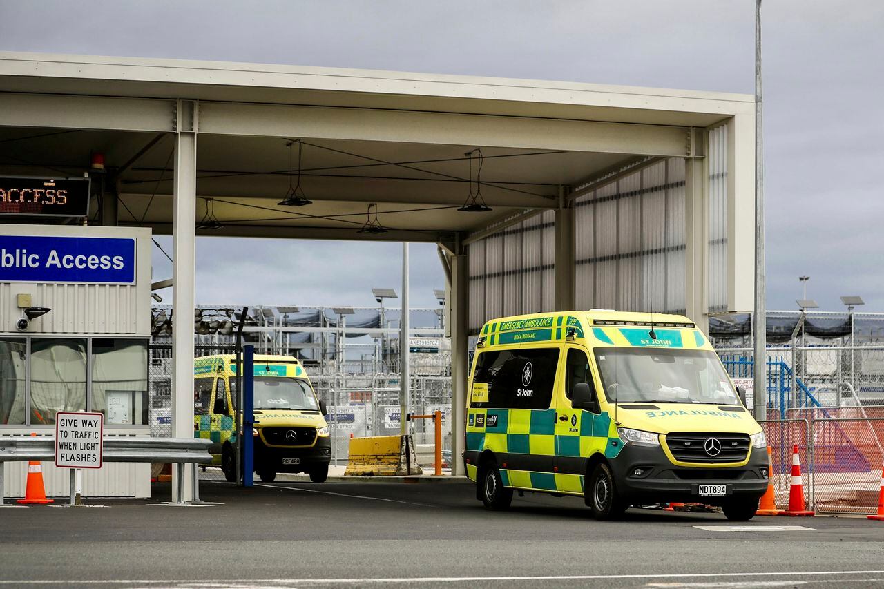 Ambulancias salen del Auckland International en Auckland, Nueva Zelanda, el lunes 11 de marzo de 2024. MÃ¡s de 20 personas resultaron heridas despuÃ©s de lo que los funcionarios describieron como un 