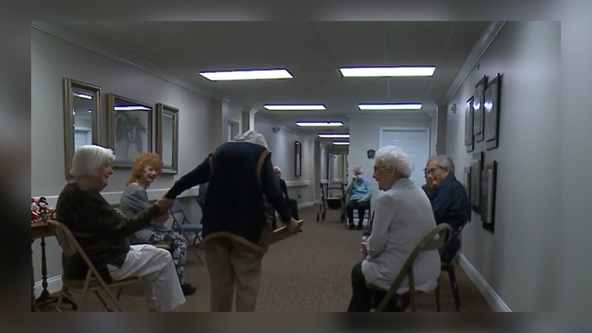 Una mujer de 102 años ofrece clases de ejercicio físico en un