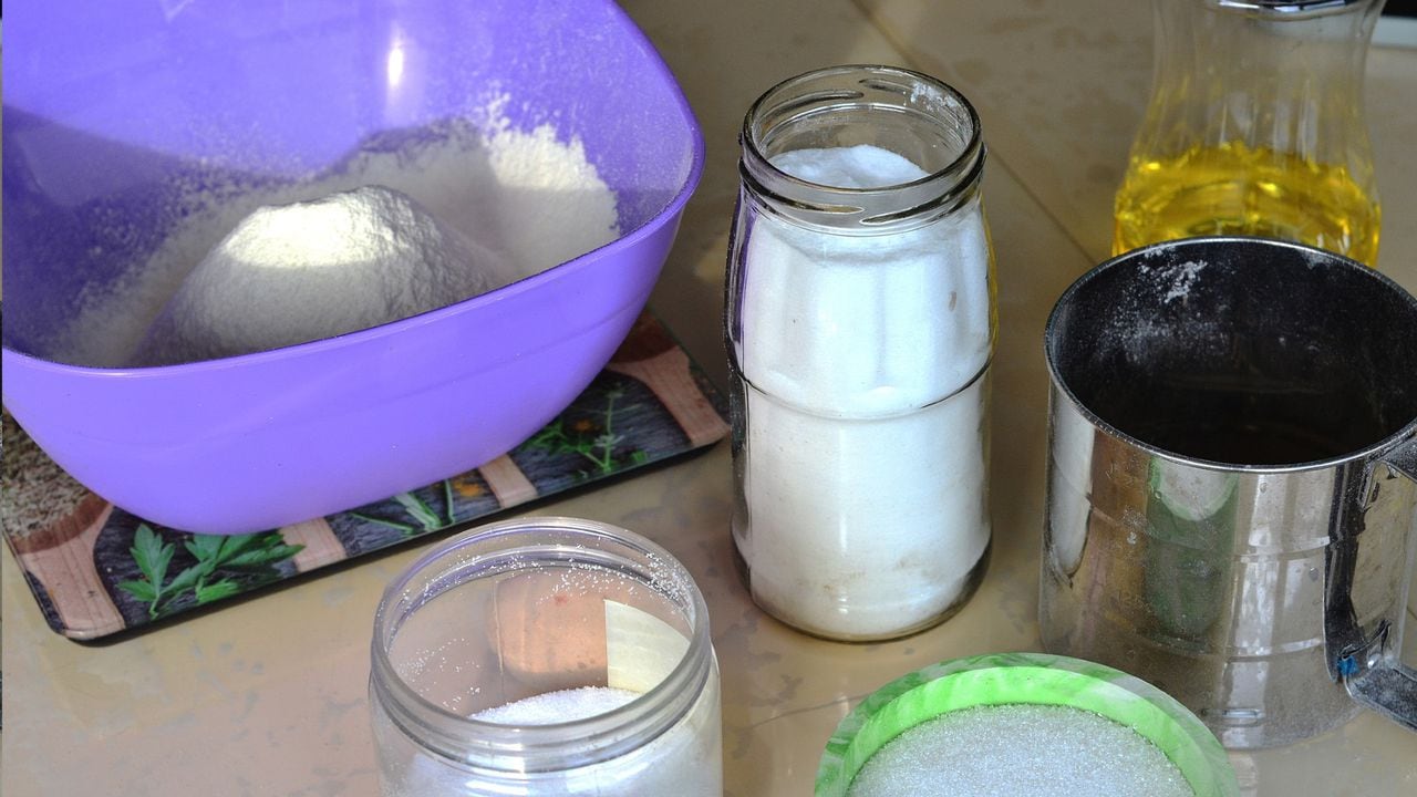 Usando bicarbonato de sodio y vinagre blanco para la limpieza en casa. Vinagre  blanco en botella de aerosol y bicarbonato de sodio en jarra de cristal  Fotografía de stock - Alamy