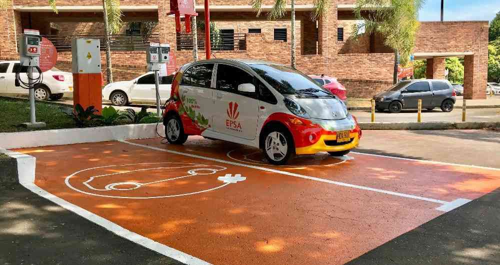 Nueva estación de carga para vehículos eléctricos de CELSIA llega a nuestro  parque comercial - El Tesoro Parque Comercial