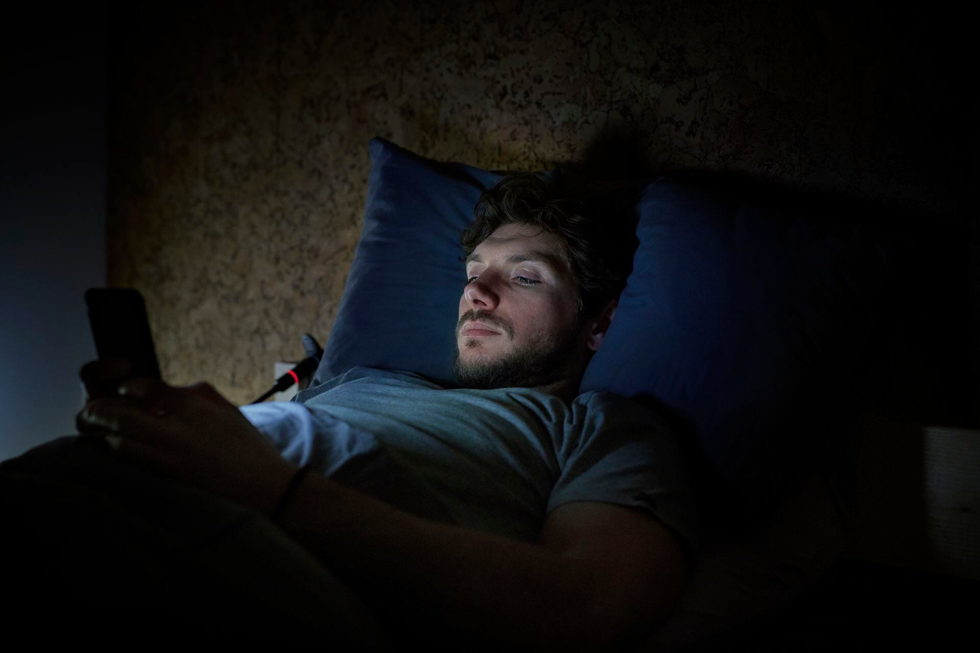 El efecto que produce mirar el móvil en la cama y que no te deja dormir