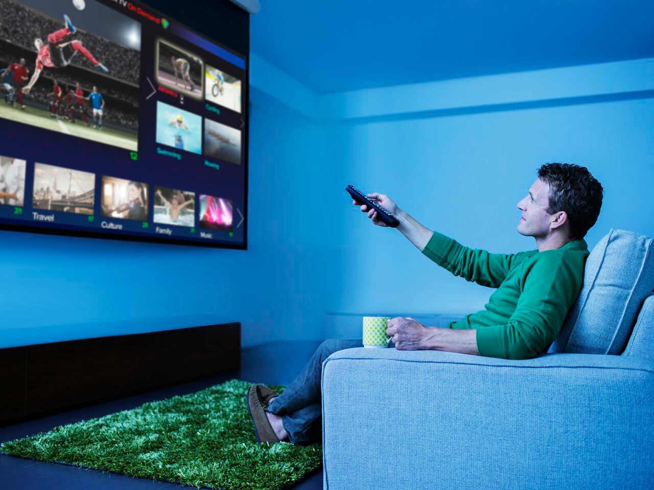 Respira profundo antes de conocer el problema de colgar un Smart TV en la  pared