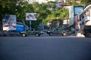 Vehículos militares bloquean la entrada a Petion Ville, el vecindario donde vivía el fallecido presidente haitiano Jovenel Moise en Puerto Príncipe, Haití, el miércoles 7 de julio de 2021. Moïse fue asesinado en un ataque a su residencia privada el miércoles temprano, y First Lady Martine Moïse recibió un disparo en el ataque nocturno y fue hospitalizada, según un comunicado del primer ministro interino del país. Foto: AP / Joseph Odelyn.