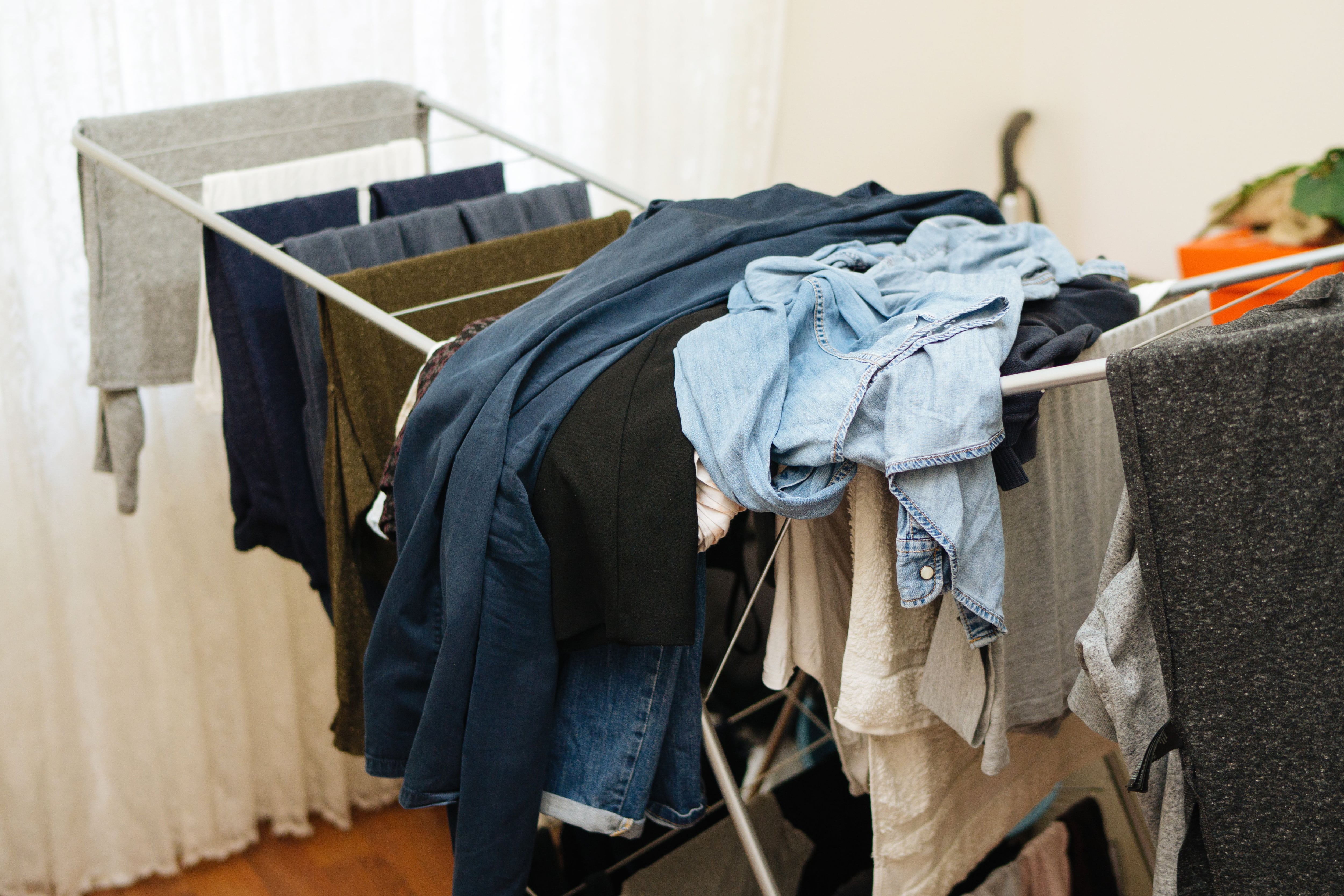 Olvídate de la secadora: el método japonés para secar la ropa dentro de  casa sin humedades