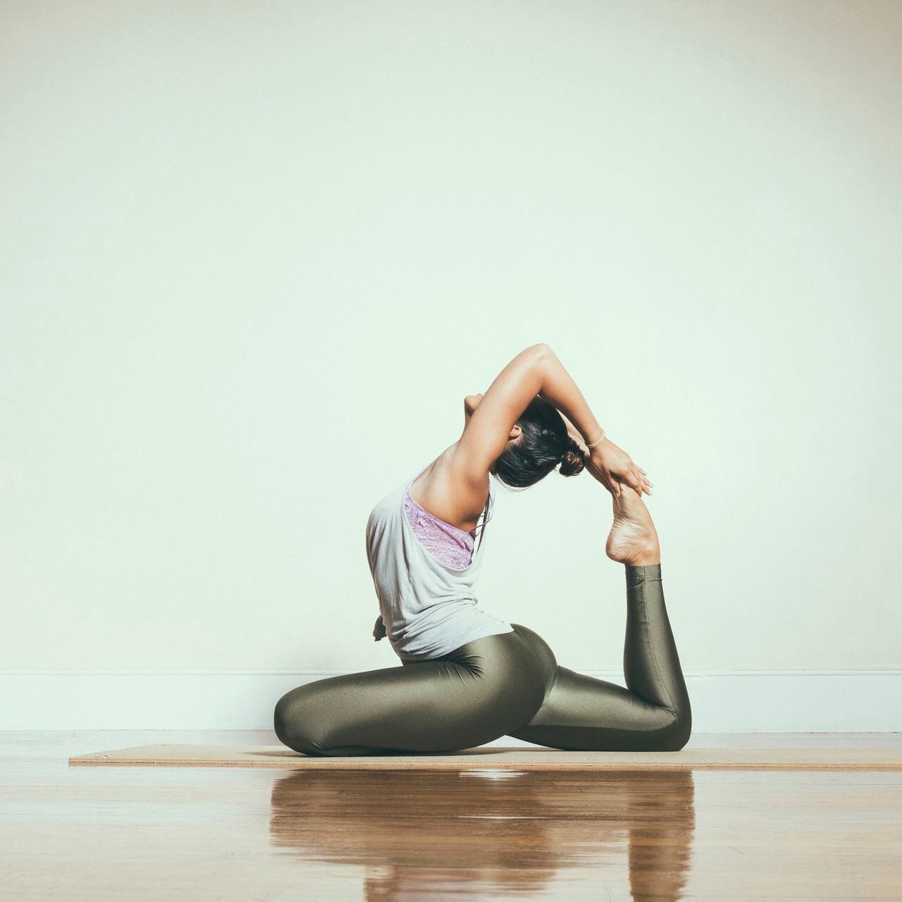 El yoga caliente puede ser bueno pero también presenta riesgos a