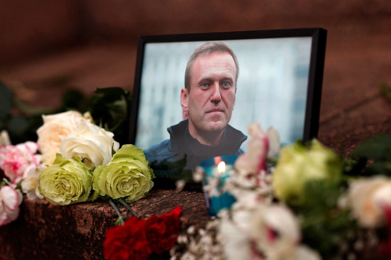Se colocan flores y una vela junto a un retrato del lÃ­der de la oposiciÃ³n rusa Alexei Navalny tras la muerte de Navalny mientras la gente se reÃºne cerca de la embajada rusa, en ParÃ­s, Francia