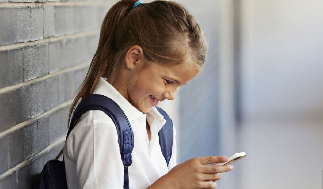 Prohibir el móvil a los niños o educar en un uso responsable? El debate  salta del corrillo de padres en el parque a las instituciones