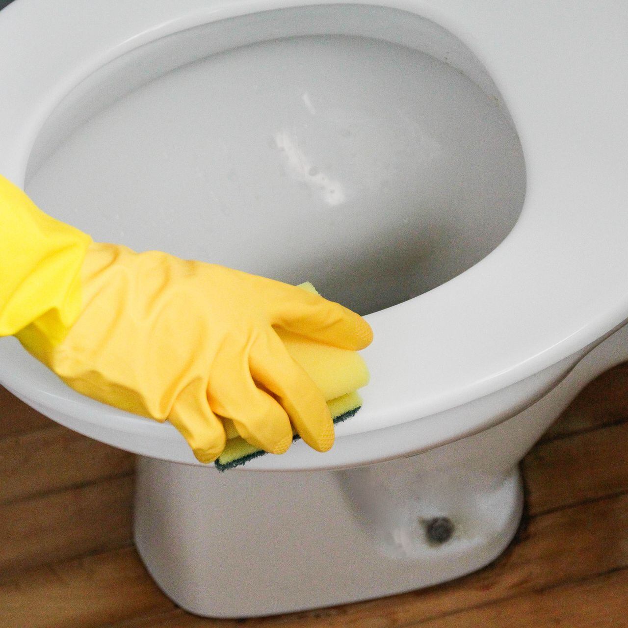 Cómo limpiar el sarro en tu hogar con limón, pasta dental, vinagre