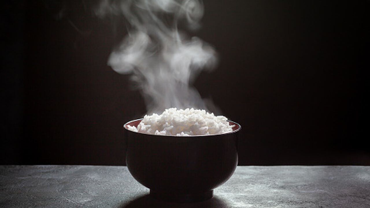 Calentar arroz en microondas causa intoxicación alimentaria?