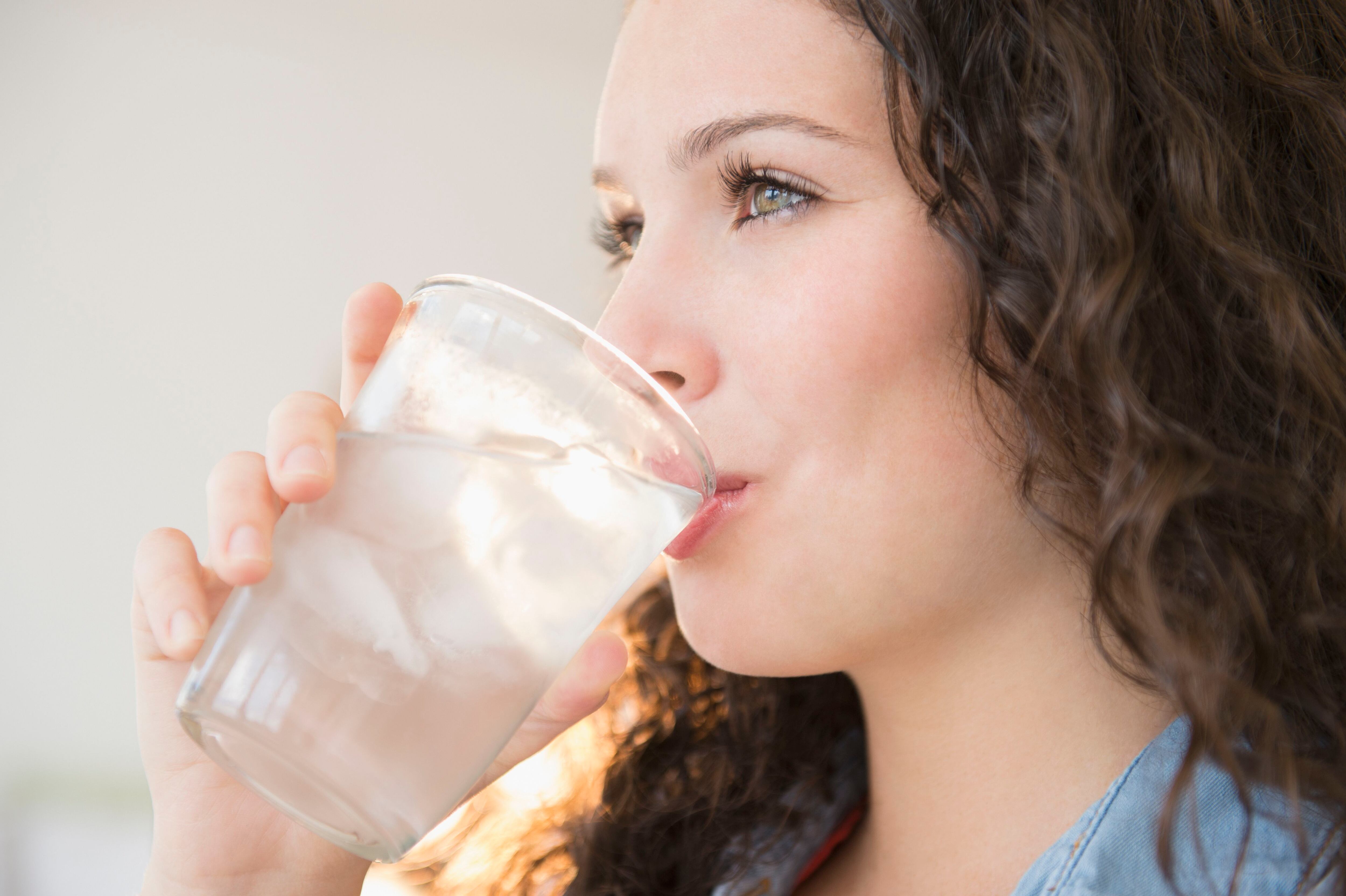 Cuánta agua hay que beber al día para adelgazar rápido y acelerar el  metabolismo