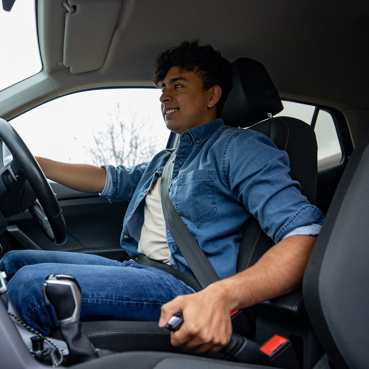 El freno de mano manual desaparece: solo el 30% de los coches actuales lo  ofrecen