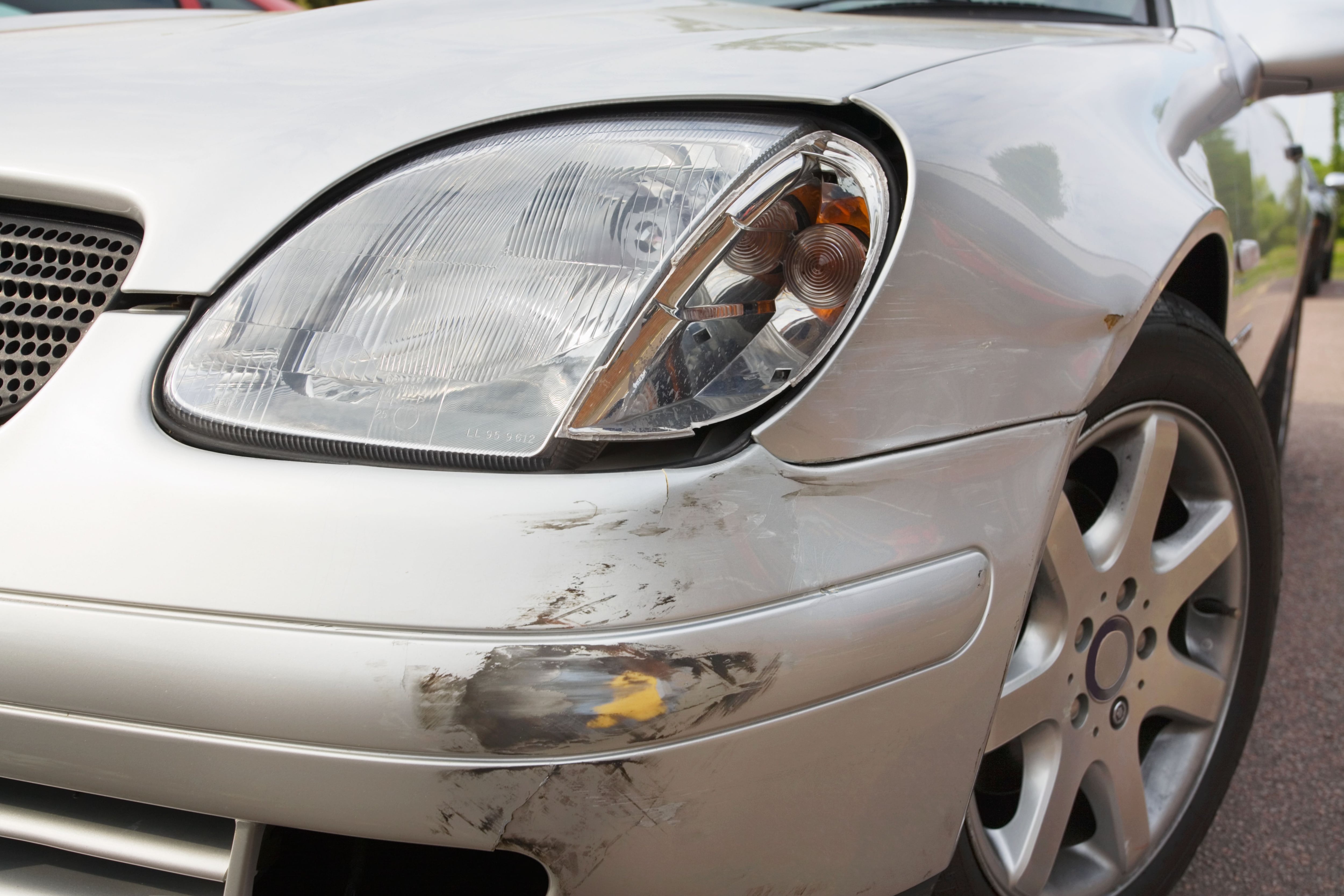Cómo reparar los arañazos y abolladuras de un auto?
