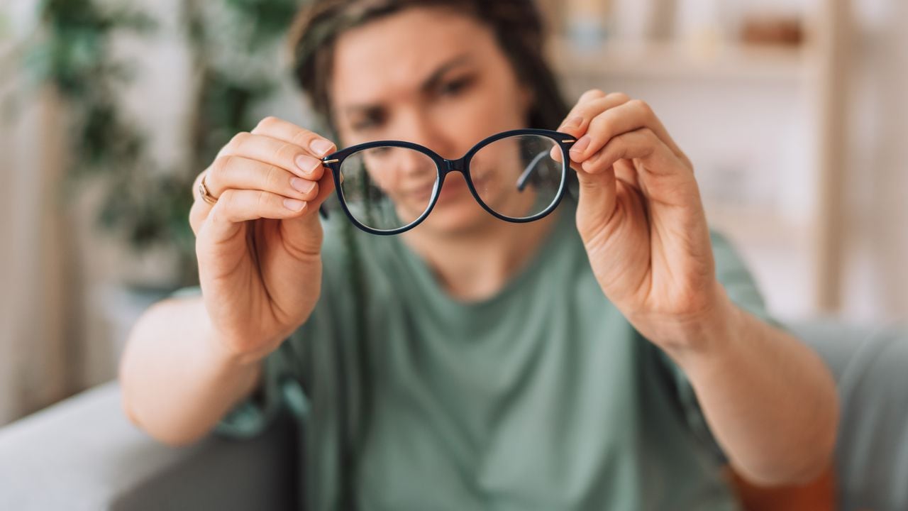 Cómo limpiar las gafas sin rayarlas?