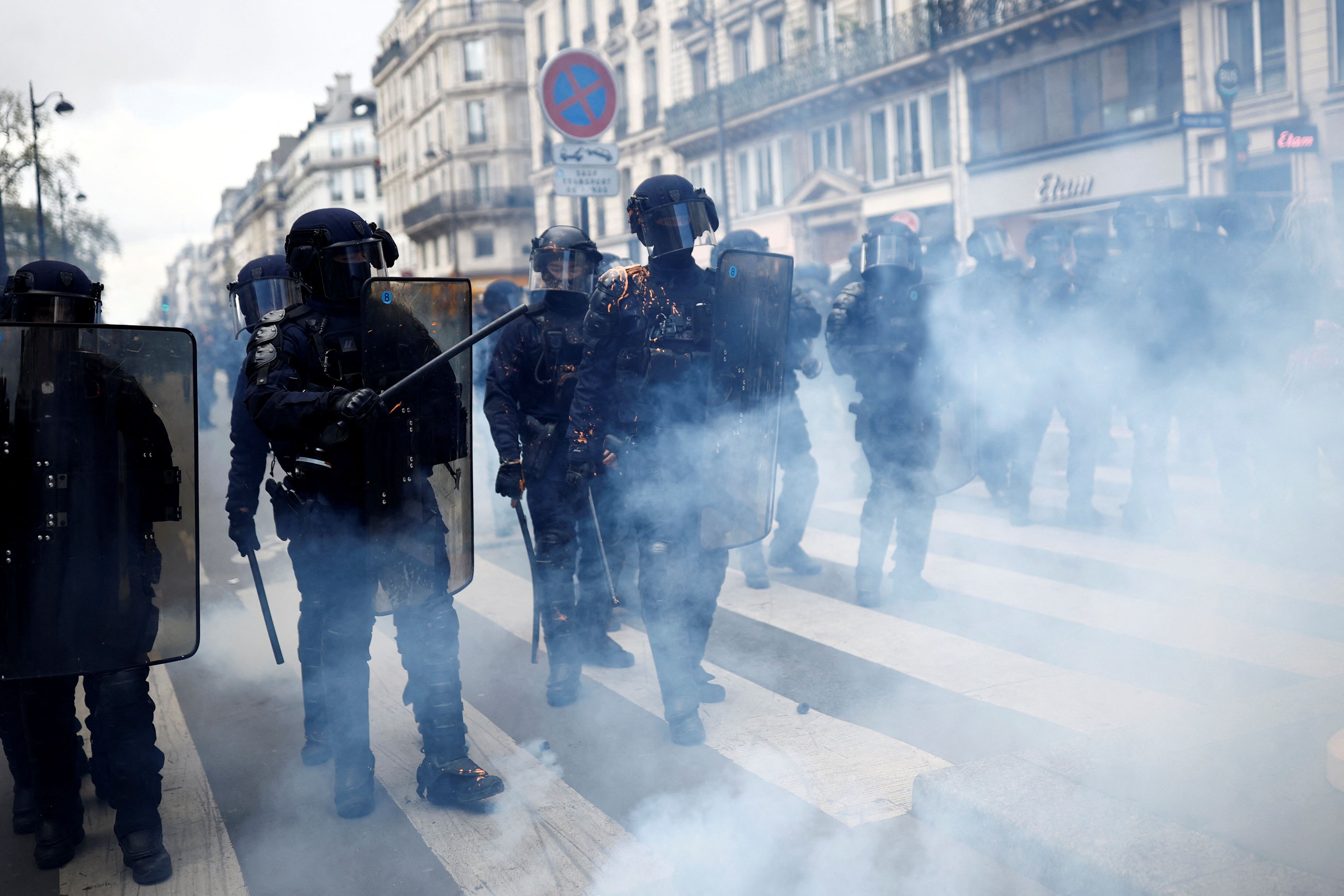 Manifestantes franceses protestan frente a la sede de LVMH en París