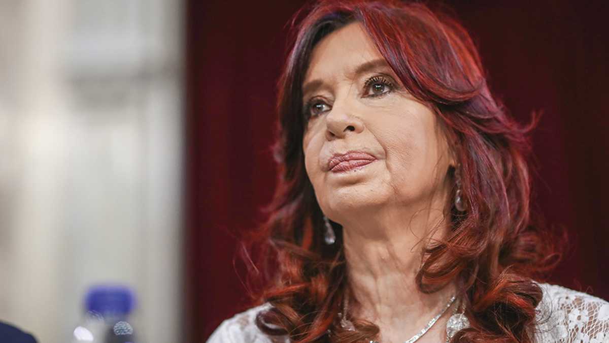 Cristina Fernández De Kirchner Firmó Autógrafos Momentos Después De Que Intentaron Dispararle En