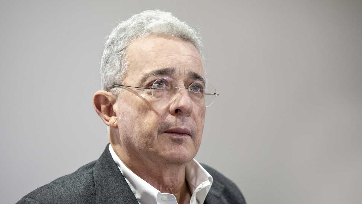 Álvaro Uribe enumera las formas de lucha que se utilizan “para tomarse a  Colombia”