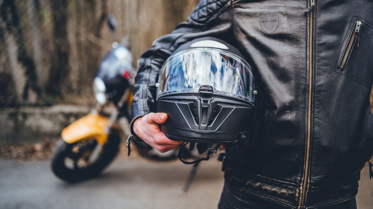 Buenas (y malas) ideas para guardar el casco de tu moto
