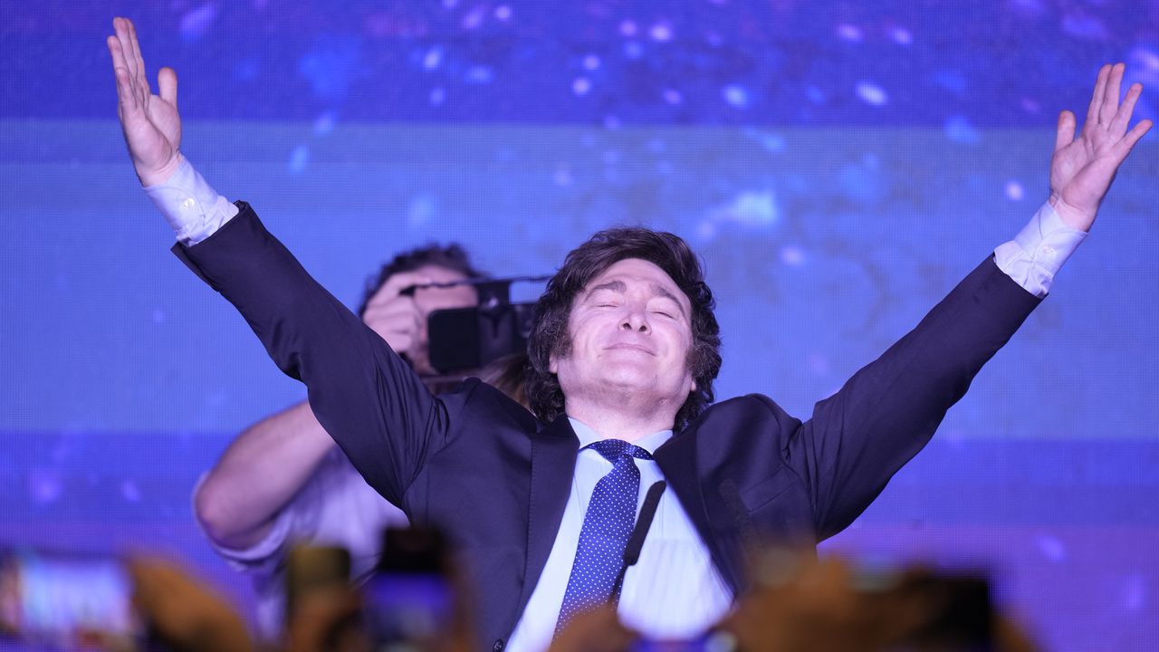 Javier Milei, el candidato de la ultraderecha en Argentina, da la sorpresa y disputará la presidencia a Bullrich y Massa