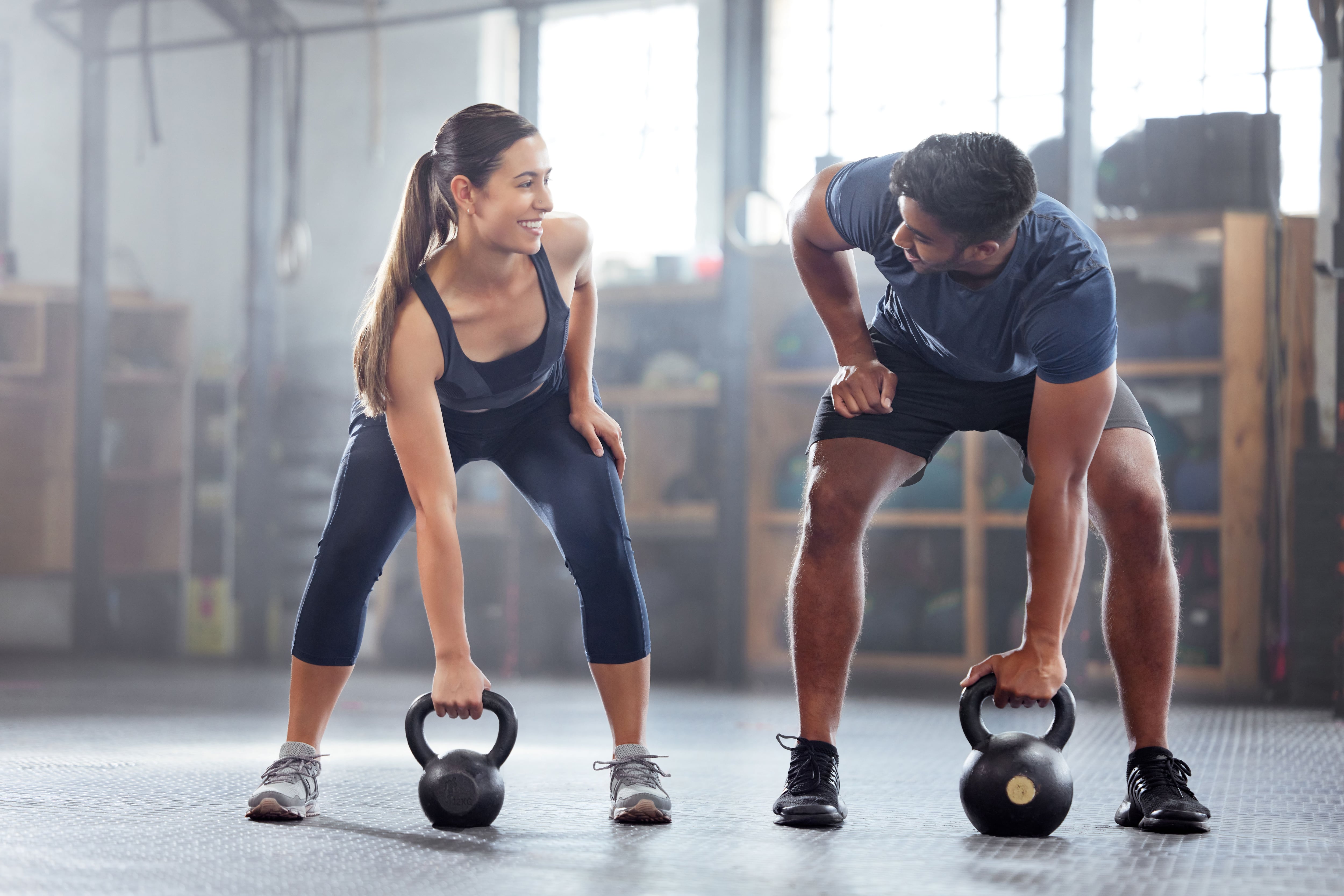 Cómo entrenar con pesas? Tips de Harvard para ganar más músculo