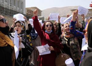Varias mujeres participan en una protesta para exigir respeto a sus derechos en Afganistán bajo el gobierno talibán, el viernes 3 de septiembre de 2021, en Kabul. (AP Foto/Wali Sabawoon)