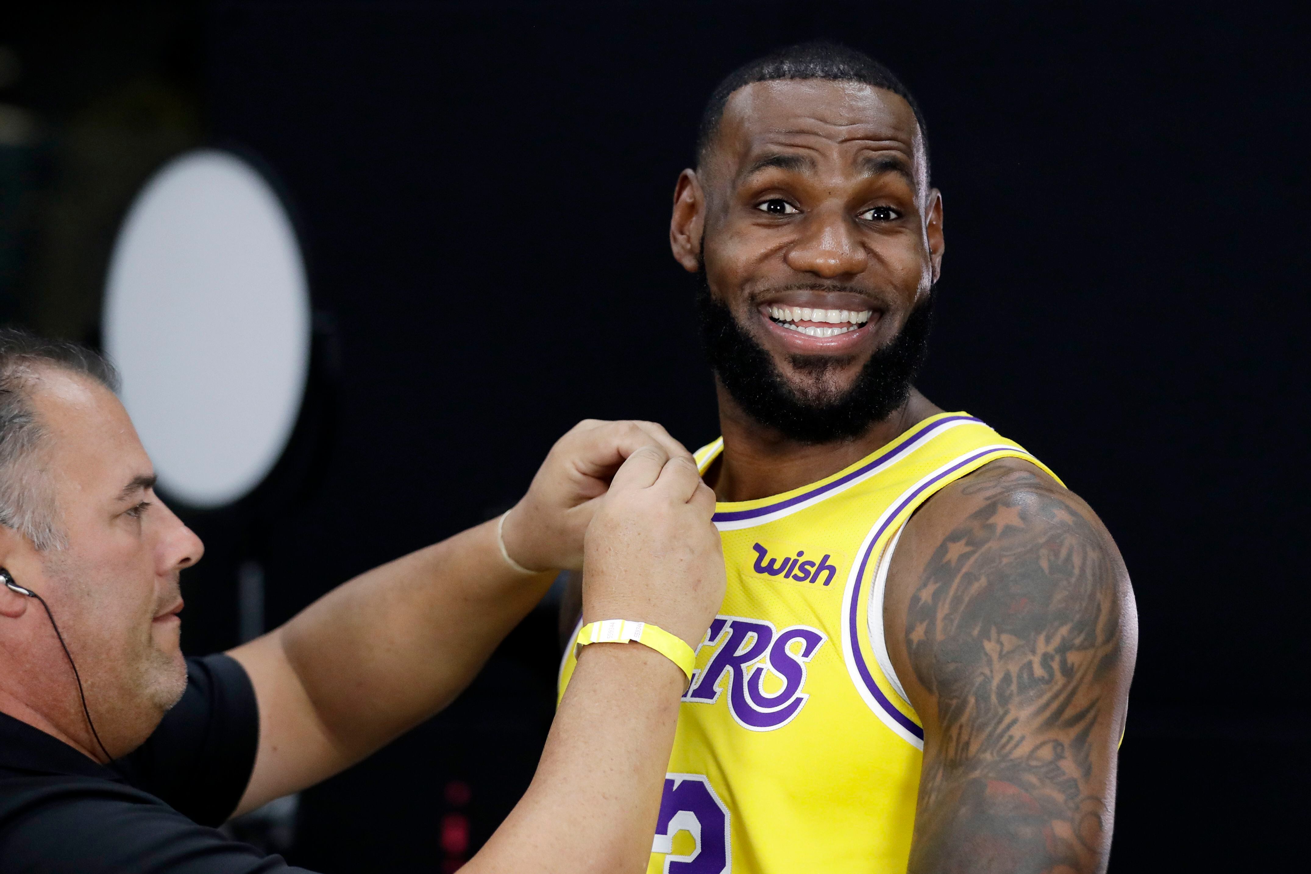 NBA: Histórico LeBron James en unos lamentables Lakers