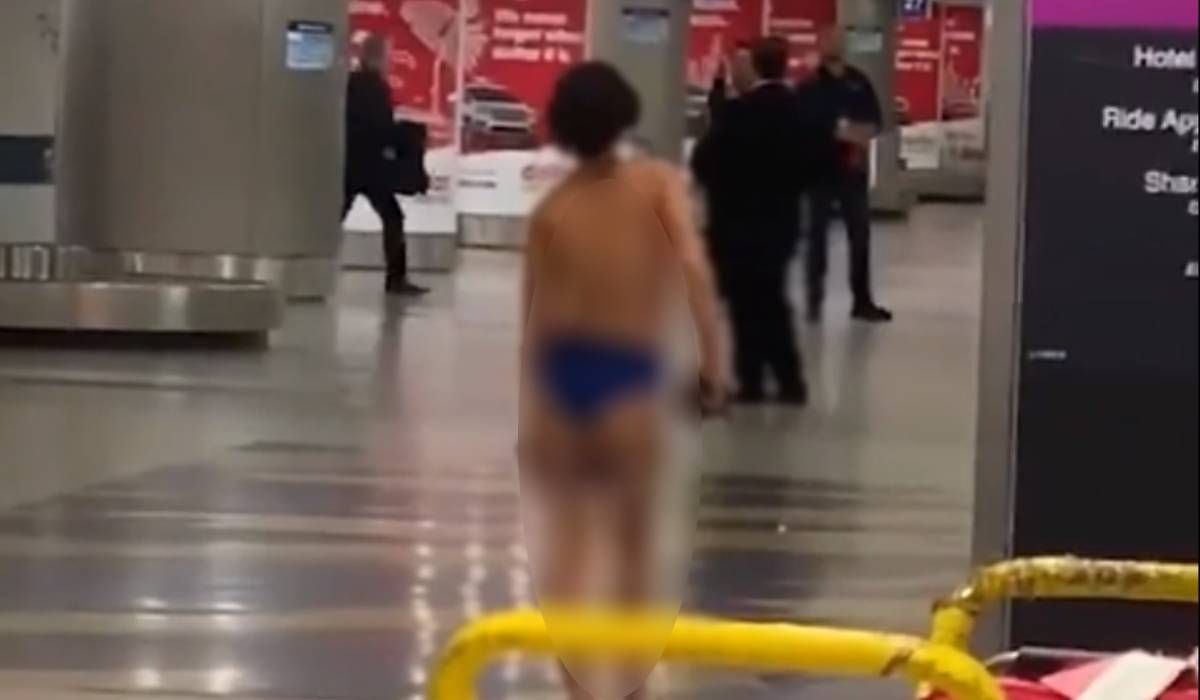 Mujer totalmente desnuda se pasea por un aeropuerto mientras ataca a  viajeros