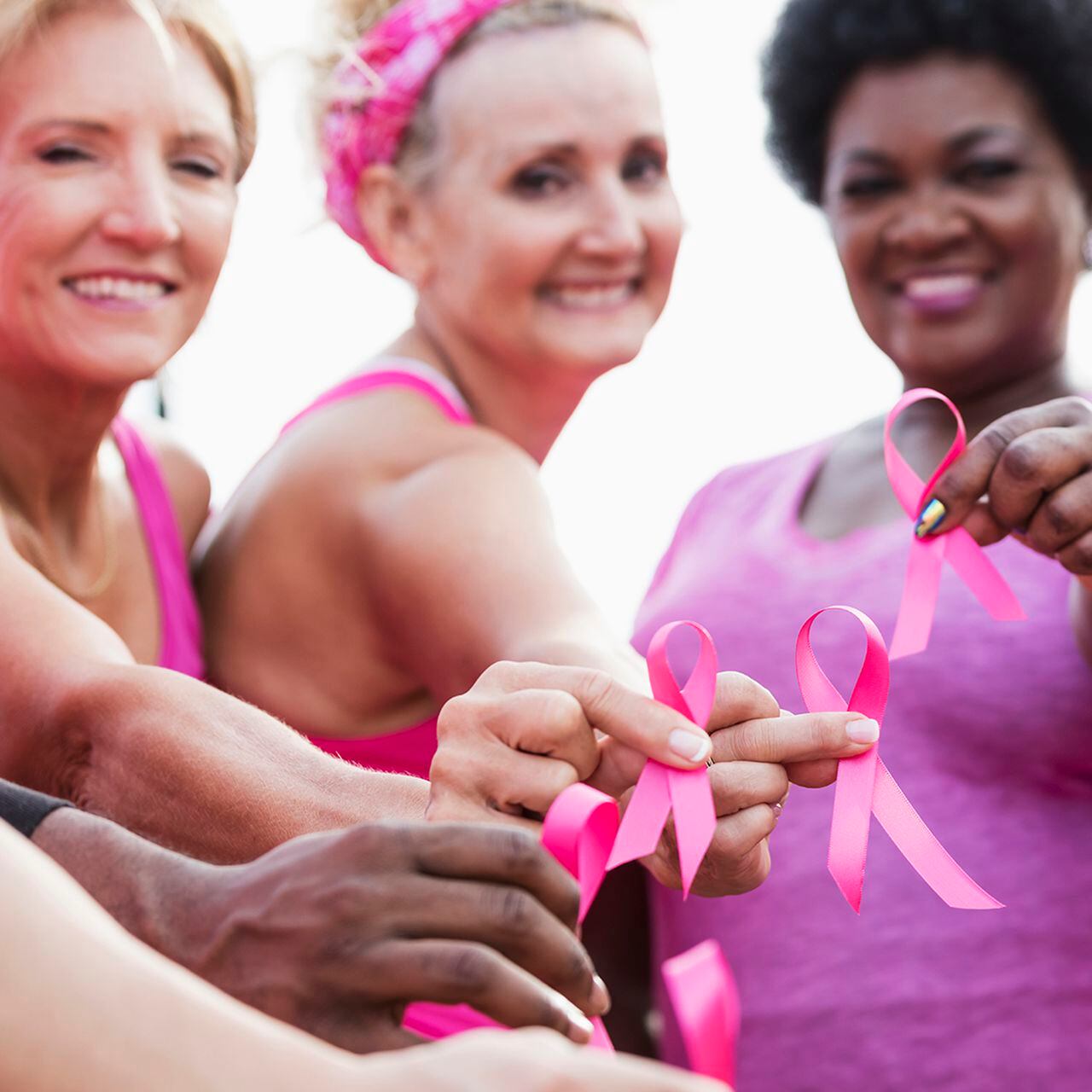Hoy es el Día de Andar sin brasier Sabías que la importancia de esta  fecha radica en crear conciencia sobre el cáncer de mama y que se pueda