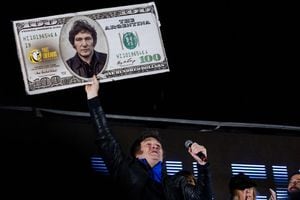 El entonces candidato presidencial de La Libertad Avanza Javier Milei sostiene un billete de cien dólares con su cara durante su manifestación de cierre antes de la segunda vuelta del domingo 16 de noviembre de 2023 en Córdoba, Argentina. (Foto de Tomás Cuesta/Getty Images)