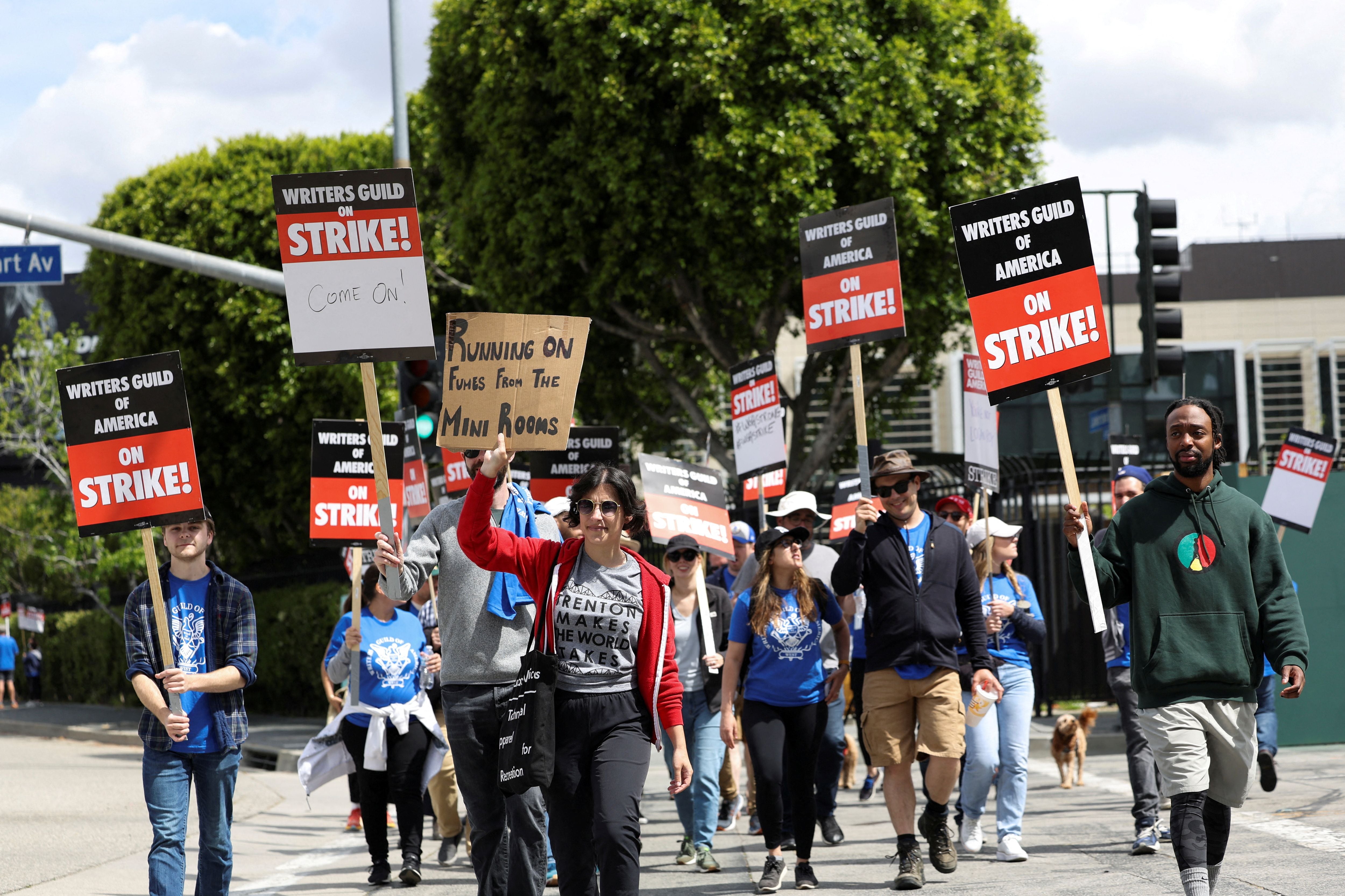 Las protestas que paralizan a Hollywood llegan a ambas costas de EE. UU.