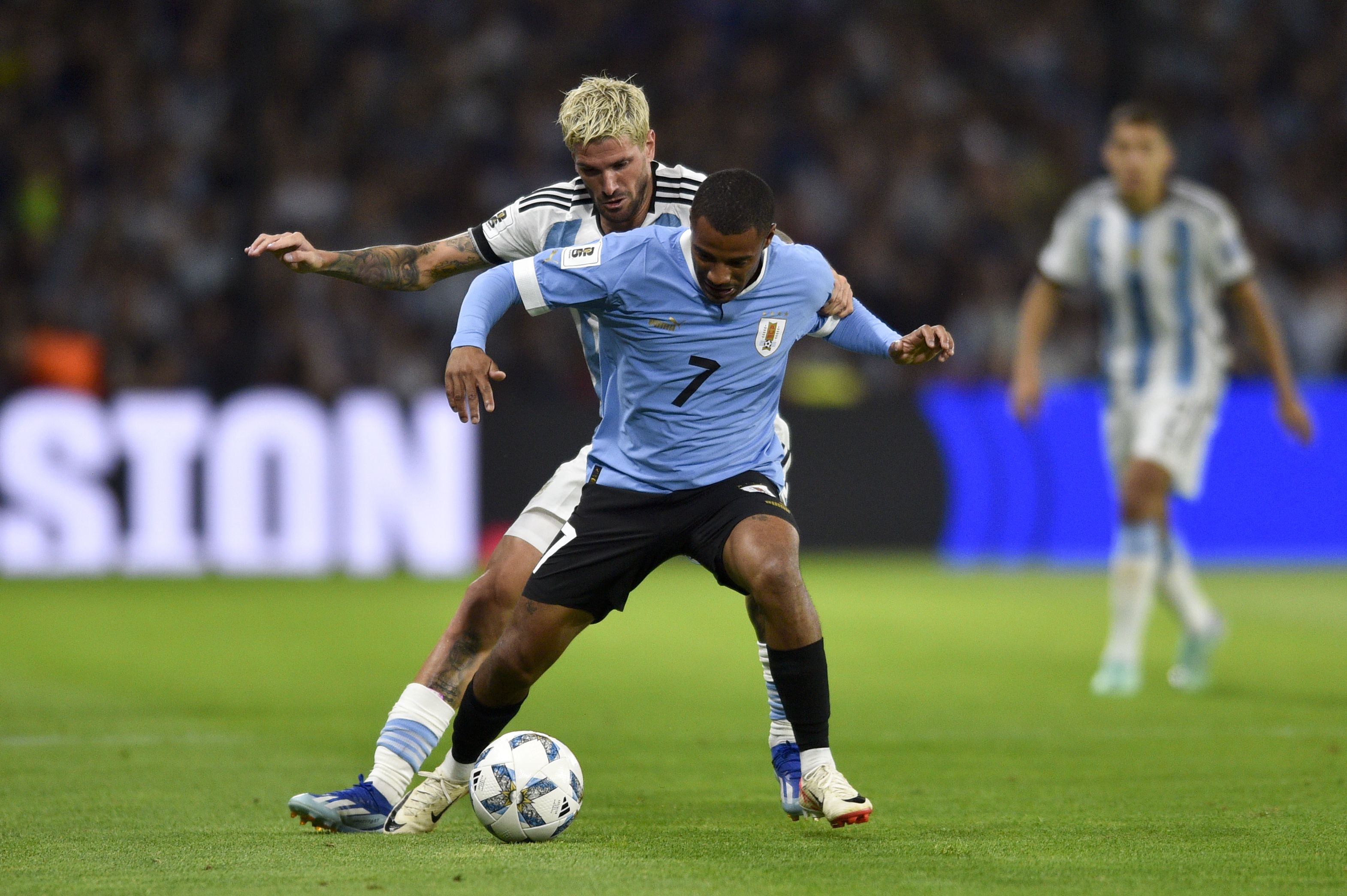 Argentina pierde largo invicto tras caer en casa contra Uruguay en la  eliminatoria al Mundial; Brasil sufre segunda derrota consecutiva