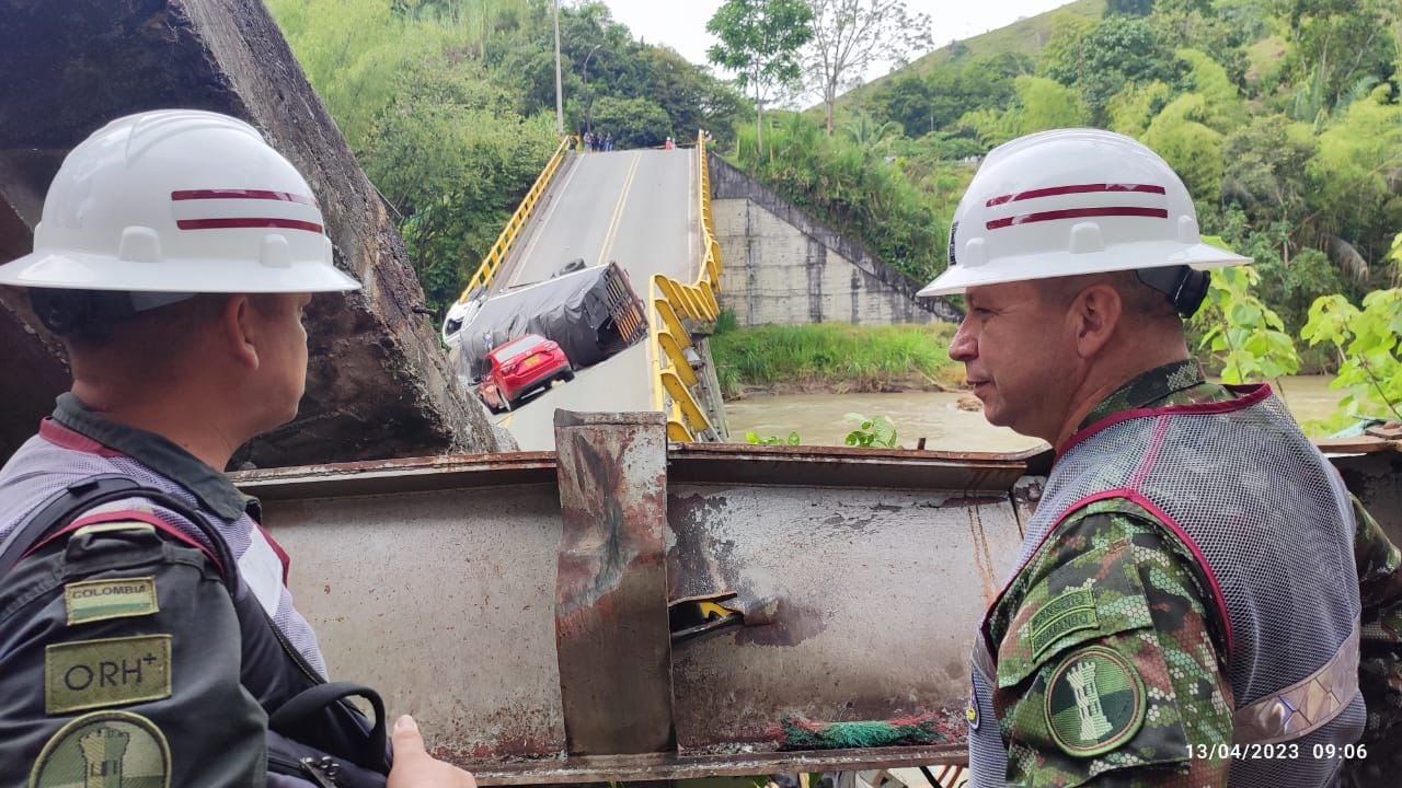 Ejército evalúa instalar puente militar en Quindío, tras el colapso de la  estructura sobre el río La Vieja