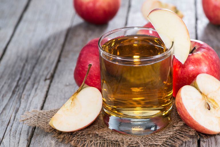 Qué beneficios tiene el agua de manzana y cómo prepararla?