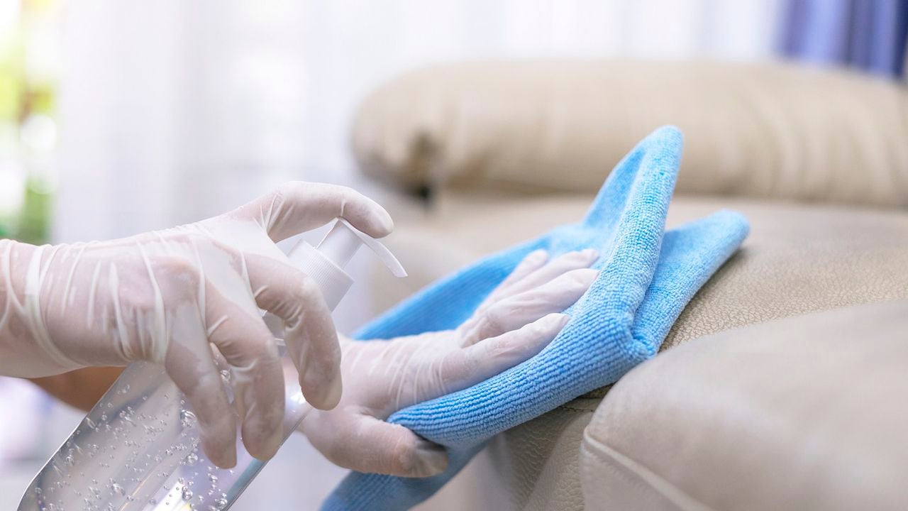 El truco casero definitivo para limpiar el sofá de tela fácilmente