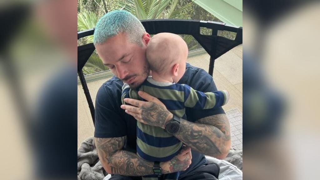 J Balvin recibió el 2023 en Carlos Paz junto a su familia 