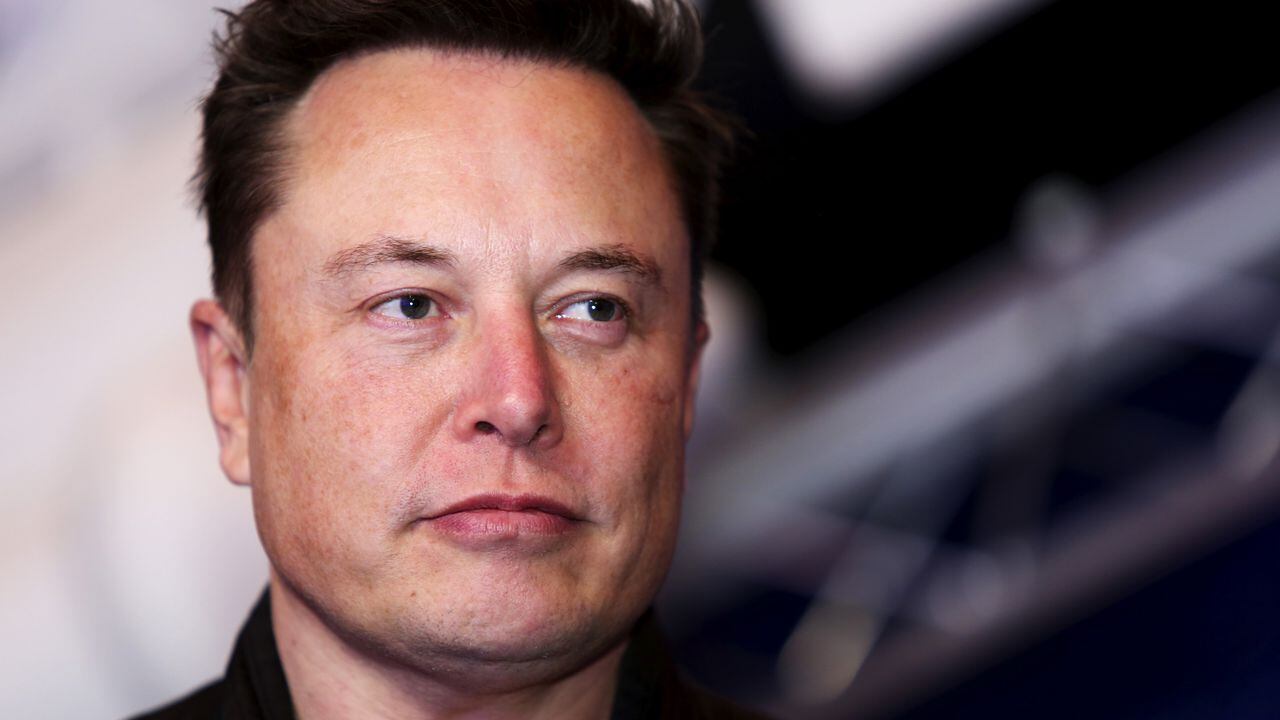 El padre de Elon Musk, Errol, tuvo un hijo con quien fue su hijastra