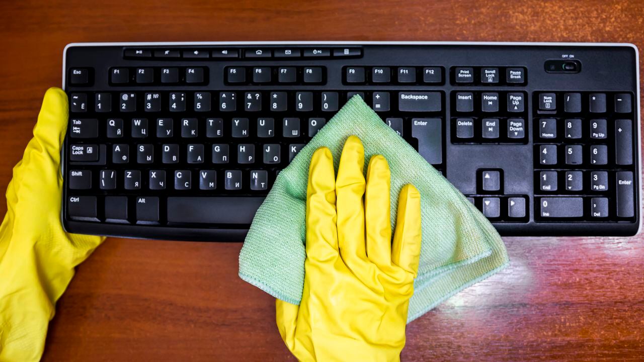 Cómo limpiar el teclado de un computador para que no se dañe?