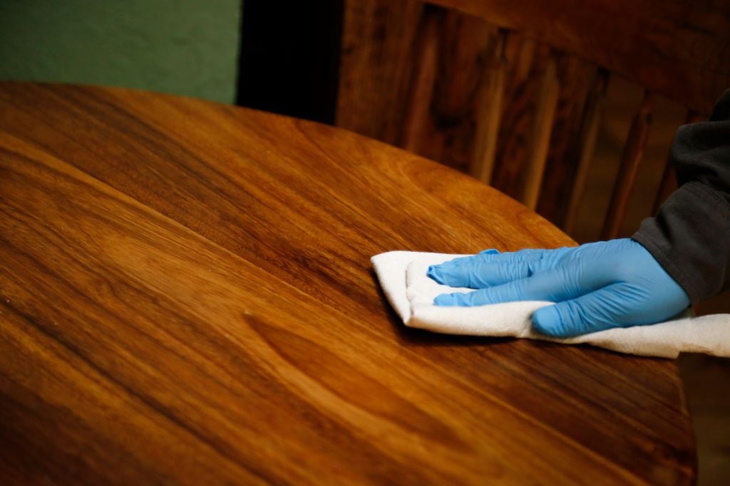 Video: Cómo reparar rayaduras en los muebles utilizando nueces
